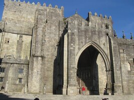 Obrovská masa románského zdiva