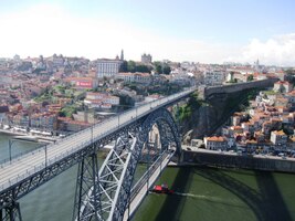 a i na most se člověk dívá z ptačí perspektivy