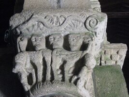 a zde hlavic sloupů v interiéru