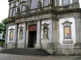 a vstoupit jeho portálem do interiéru