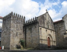 a zde z druhé strany z náměstí Largo Joao de Culiar