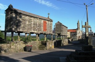 že málem zakrývají místní kostelík