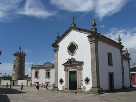 s kaplí, školou a donjonovou věží