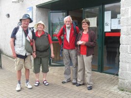 a druhý den takto opouštěli albergue i město