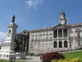 na náměstí Praca de Infante Dom Henrique se sochou Jindřicha Mořeplavce a bursou (Palacio de Bolsa)