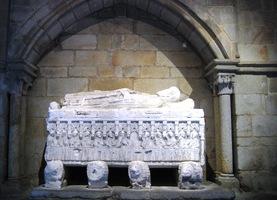 V křížové chodbě chrámu jsou hrobky,