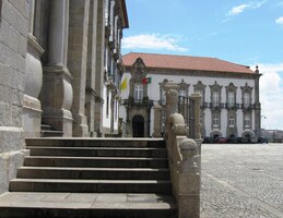 a zde s arcibiskupským palácem v pozadí