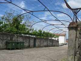 s neobvyklými "pergolami"