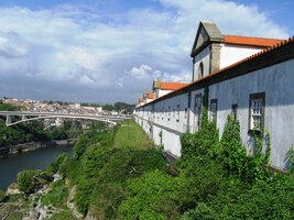 Nahoře je pevnost v prostorách bývalého kláštera Seňora Nostra de Pilar