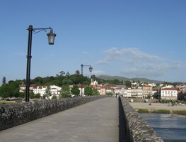 a na druhé straně mostu se rozkládá celé krásné město