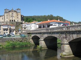 a na druhé honosný karmelitánský klášter