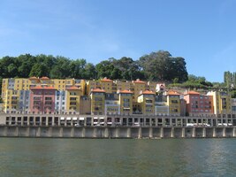 Moderní výstavba na nábřeží napodobuje staré originály