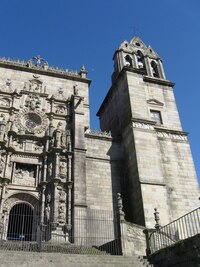 Je to velkolepá pozdně gotická stavba s filigránsky zdobným portálem