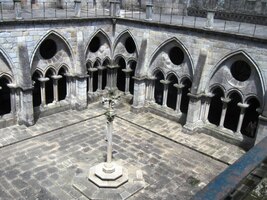 i dolů do rajského dvora