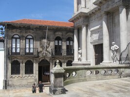 Za jeho vchodem je interiér je plný zlata