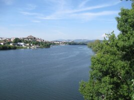 Město Tui vprostřed dvou odstínů modré