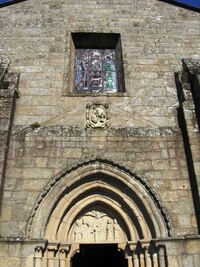 Možná je jednou z figurek nad portálem