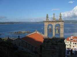 Na jeho úpatí stojí prostý městský kostel