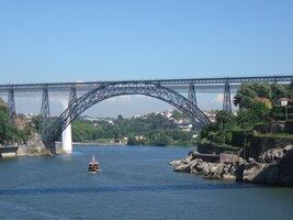 Těsně za ním je vidět nový železniční most