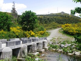 a dále přes tento můstek