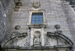 až na konec města k okázalému klášteru