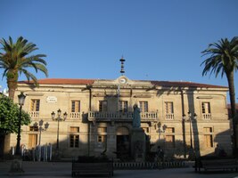 a pokračujeme kolem městských paláců