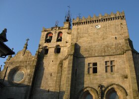 Ještě pohled na klášterní gotickou přístavbu katedrály