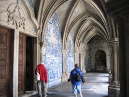 (s podobnými modrými dlaždicemi se tu setkáte všude)