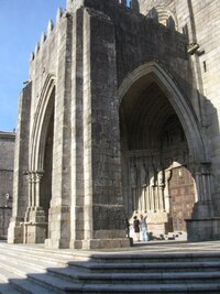 Mohutný porticus skrývá okázalý portál