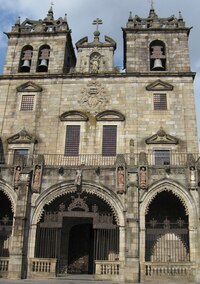 Portál chrámu ústí do třídy Rua de Paio Mende,