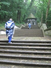 Na kopec se musí vystoupat po dlouhých schodištích