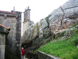 Od kostela stoupá stará cesta vzhůru