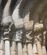 Zde je detail výzdoby portálu