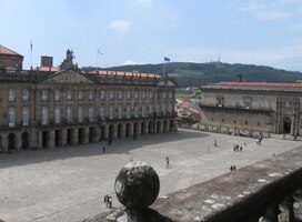 Nádvoří Obradoiro je pod námi jako na dlani