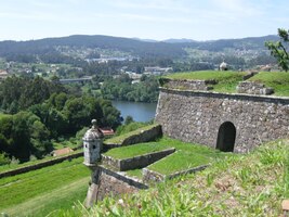 a jeho dominantou je historická pevnost,