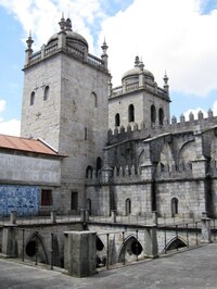 a tady už jsme na vnitřním ochozu křížové chodby chrámu