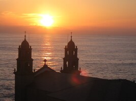 Slunce ještě chvíli svítí nad věžemi chrámu,