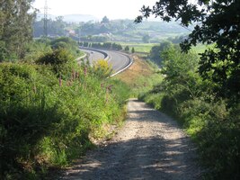 Cesta vede vpravo, poutníka dálnice nebaví