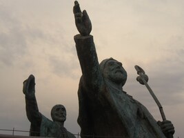 a ani sochy poutníků nezůstaly stejné