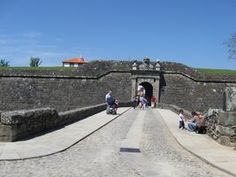 Hle! Druhá a starší pevnost opodál!