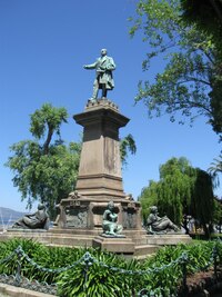 plného pomníků slavných mořeplavců i suchozemců