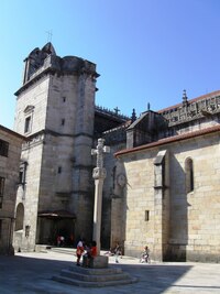 Základy basiliky jsou románské a tudíž mnohem starší