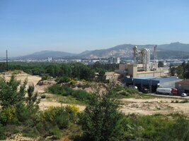 Leč běda, je třeba projít touto průmyslovou spouští!