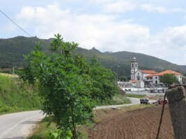 ke kostelu ve vsi Vitorino dos Piaes