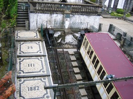 a tak se po 4 km chůze přemisťujeme až k lanovce,