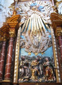 Je zde také několik kaplí,