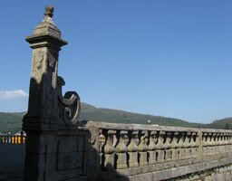 s obrovskou vyhlídkovou rampou před portálem