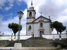 Je skromně ozdoben typickými azujelos