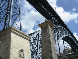 a nad ním se týčí most Dom Luis i