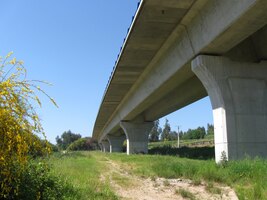 Tady jdeme hezký kus pod zpola dostavěnou dálnicí